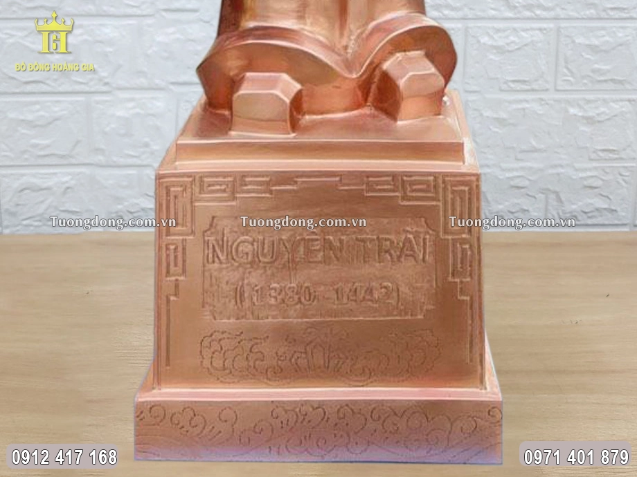 Hình ảnh phần chân đế của bức tượng